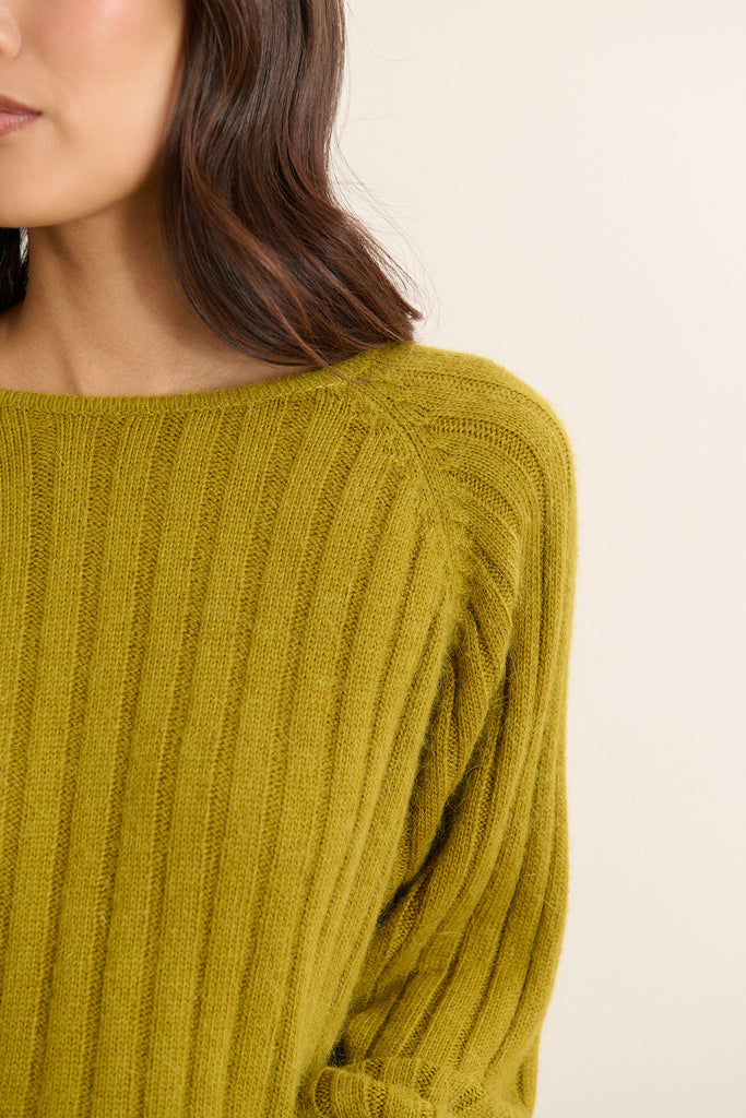 Maille côtelée douce et extensible en polyamide, angora, viscose et laine, au toucher moelleux et confortable.