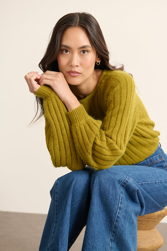Pull côtelé olive, collection Garance Paris automne hiver 2025, col rond, manches ballon et emmanchures raglan.