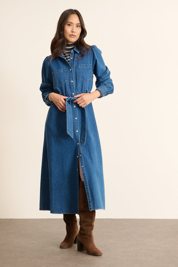 BABETTE, la robe chemise Garance Paris en jeans, entièrement fabriquée en coton, coloris bleu avec bouton pression.