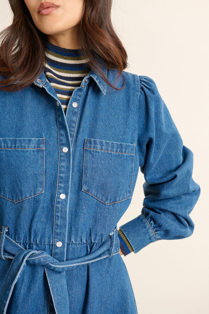 Tissu 100 % coton en denim bleu, toucher sec et tombé structuré avec surpiqûres contrastées visibles sur toute la pièce. 