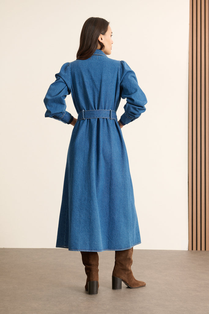 Vue arrière de la robe en jean, coupe droite avec couture centrale, ceinture amovible et bouton pression. 
