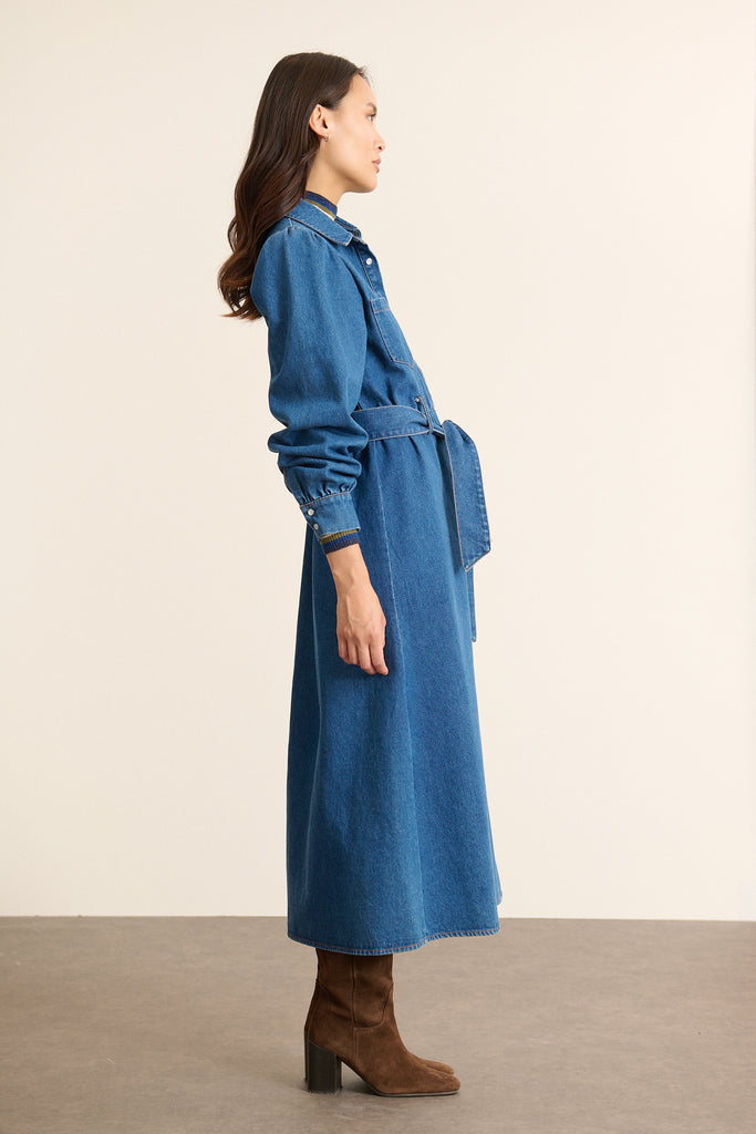 Robe midi avec deux poches poitrine plaquées avec rabats, fermées par bouton pression et piquées sur le buste.