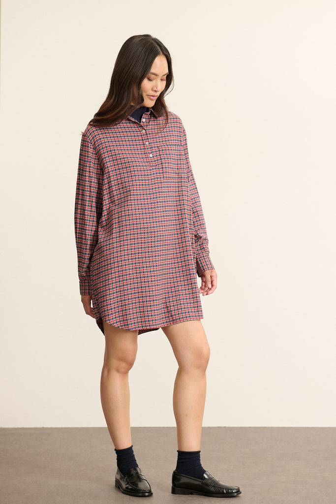 BALMA, la robe chemise courte à carreaux, avec fermeture par boutons nacrés cousus sur la patte centrale. 