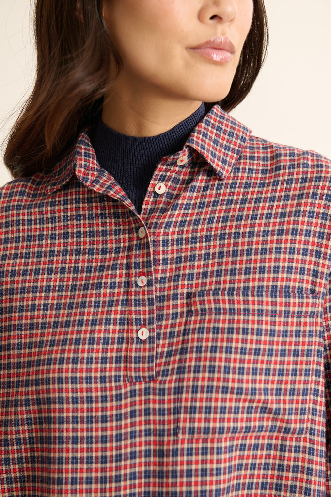Tissu 100 % coton en flanelle douce, motif à carreaux rouge et noir, tombé souple sur toute la pièce. 