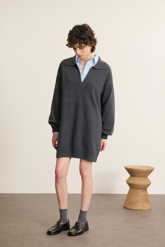 BIBA, col polo en maille côtelée, ouverture partielle sur le devant avec patte sans boutons pour un style épuré.