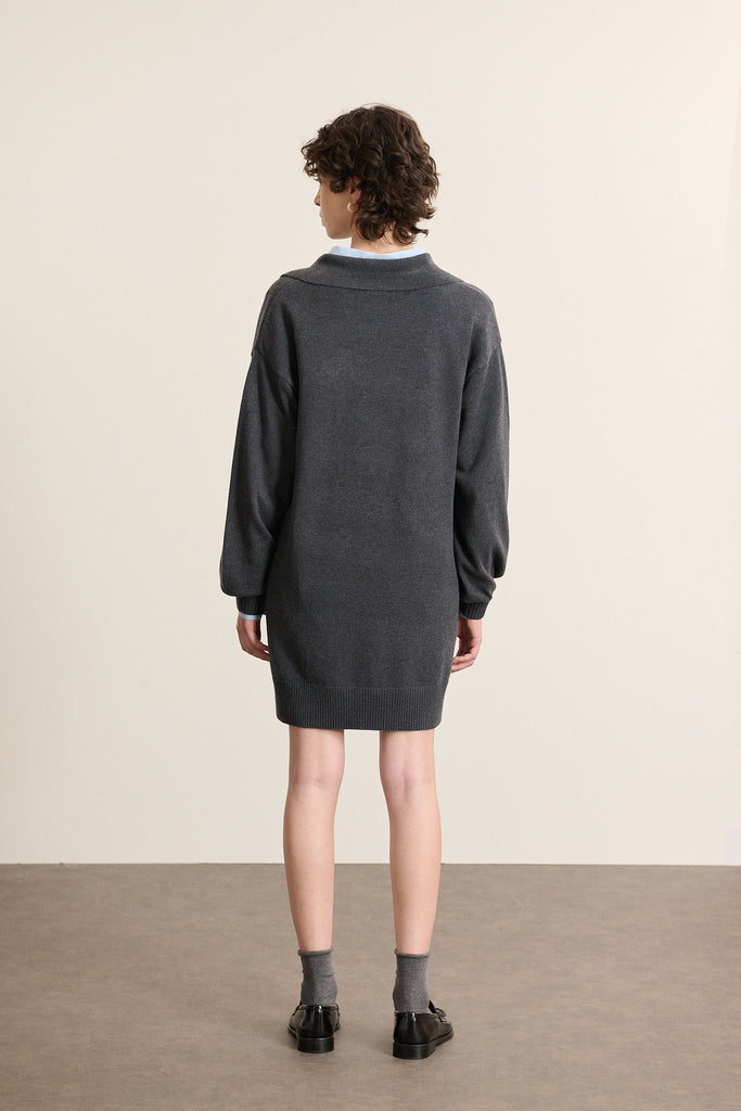 Vue arrière de la robe en maille grise Garance Paris coupe droite sans couture apparente et col polo replié.