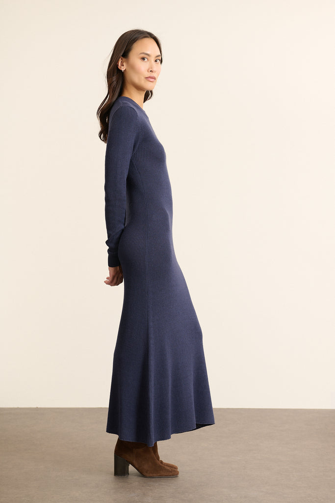 Une robe longue en maille extensible, épouse la silhouette sans la contraindre, tombé fluide et mise en valeur du corps.