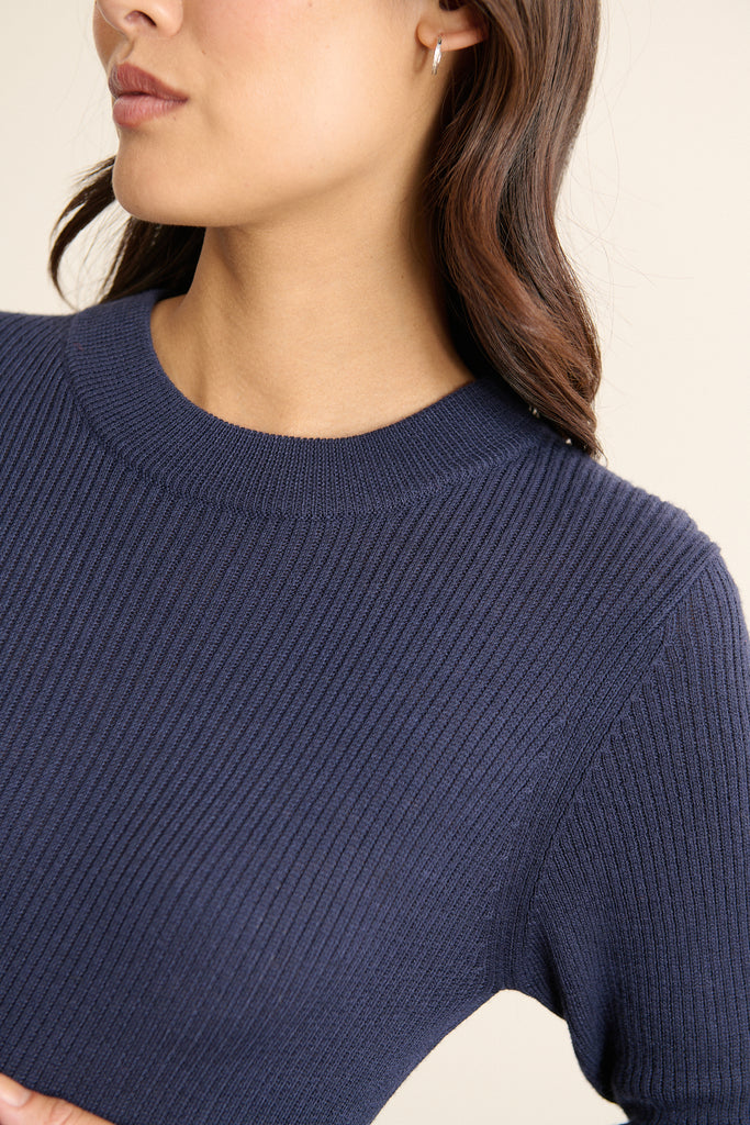 Maille fluide composée de 55 % viscose, 25 % laine mérinos et 20 % acrylique, douce, chaude et confortable au porté.