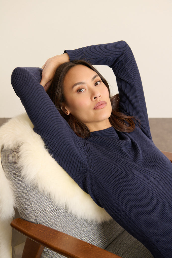 Robe longue en maille marine, collection Garance Paris automne hiver 2025, cintrée à la taille et bas évasé.