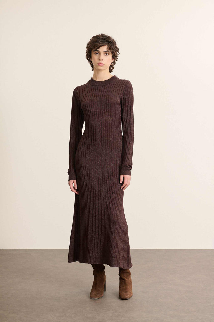 Mannequin femme de face portant une robe longue en maille marine, cintrée à la taille et évasée dans le bas avec col rond.