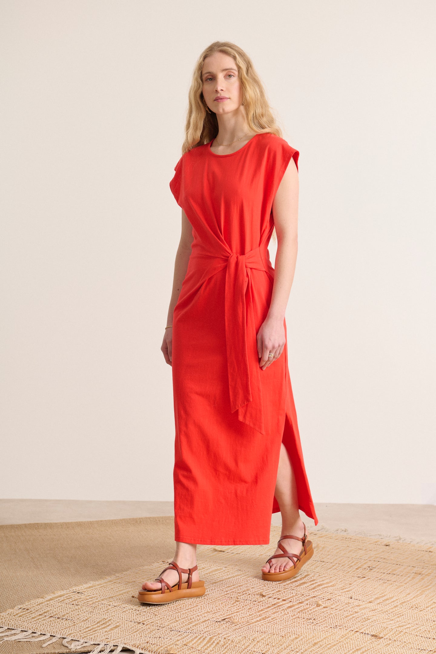 Robe corail près du corps sans manches avec nœud à la taille fentes bas de robe collection été 2025 