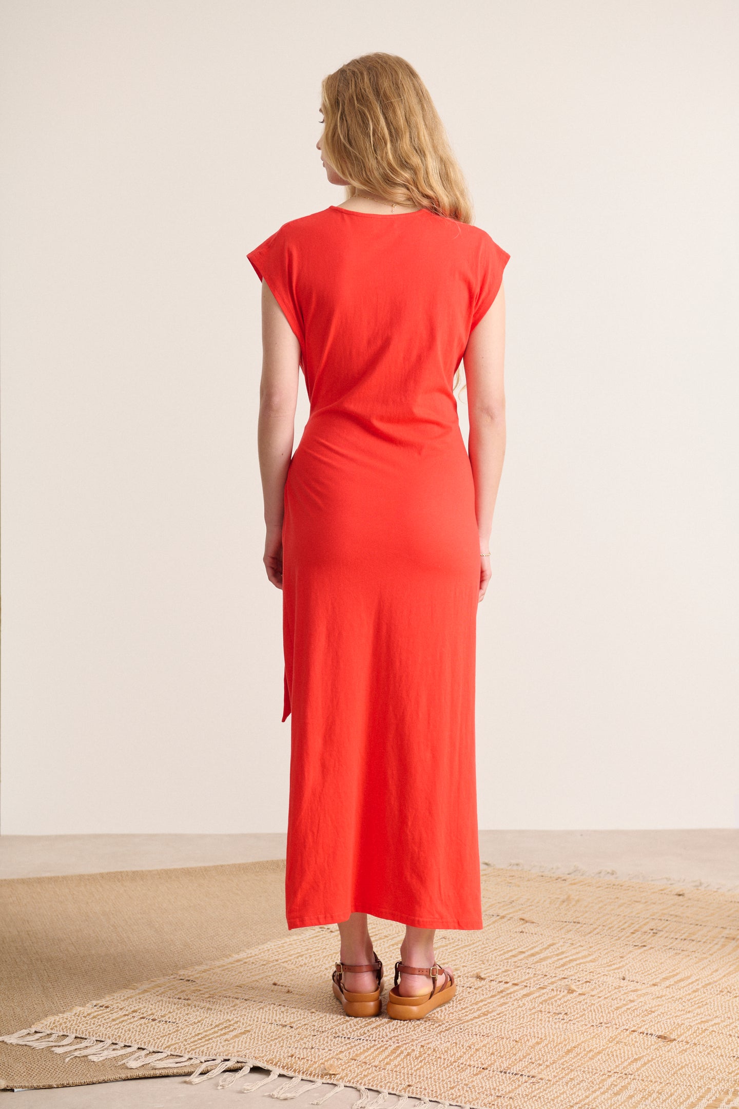 Robe format T-shirt couleur unie corail forme près du corps avec encolure ronde et manches courtes en coton naturel Garance Paris 