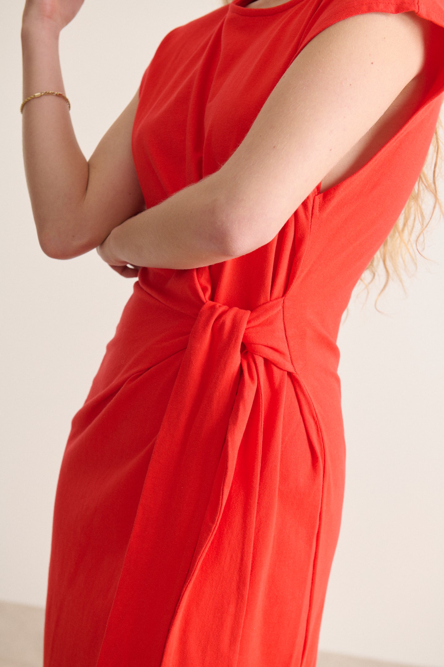 Robe moulante coloris corail  avec nœud à la taille summer collection Garance Paris marque parisienne