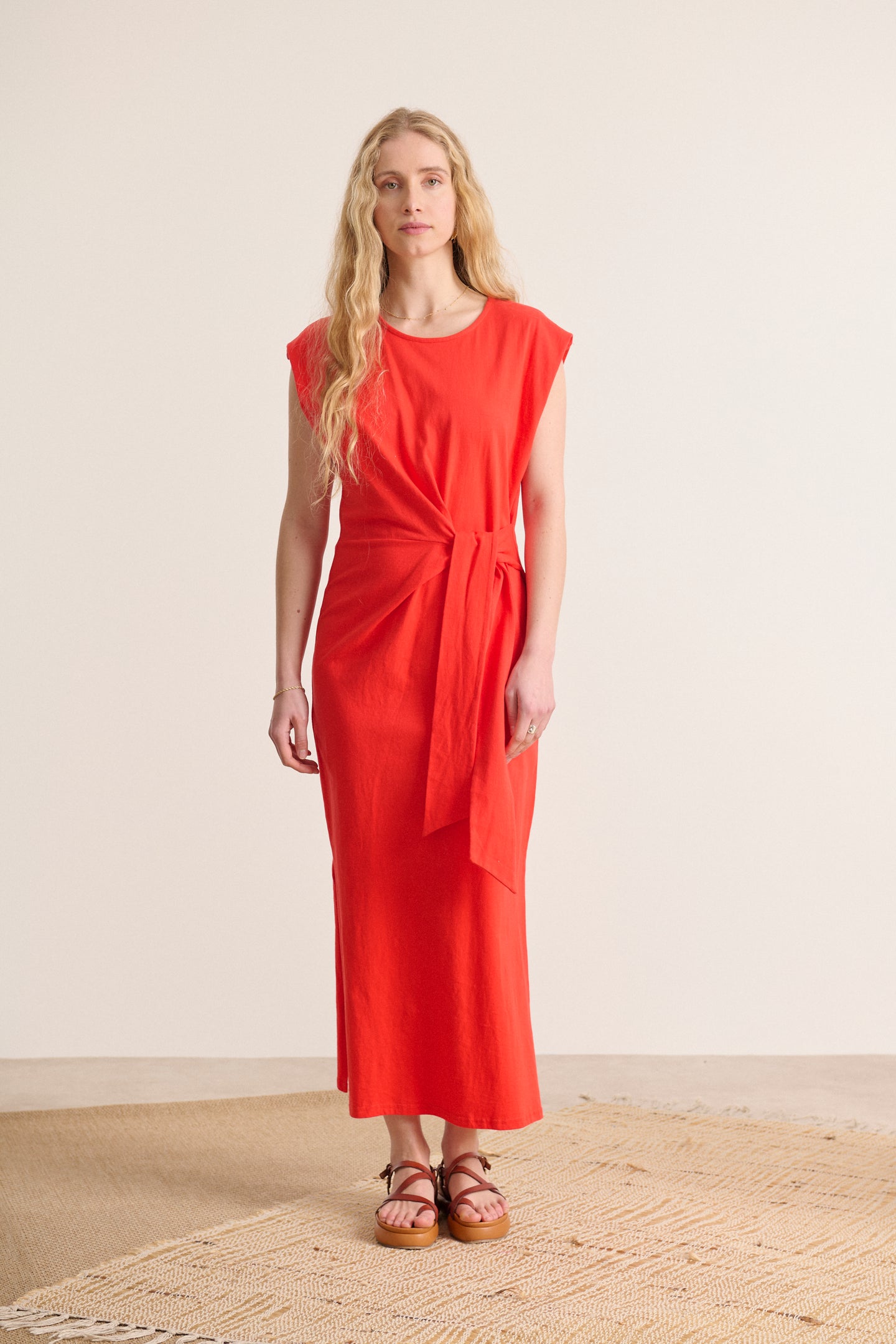 Robe t-shirt cintrée avec nœud à la taille coloris corail manches courtes col rond vêtement femme
