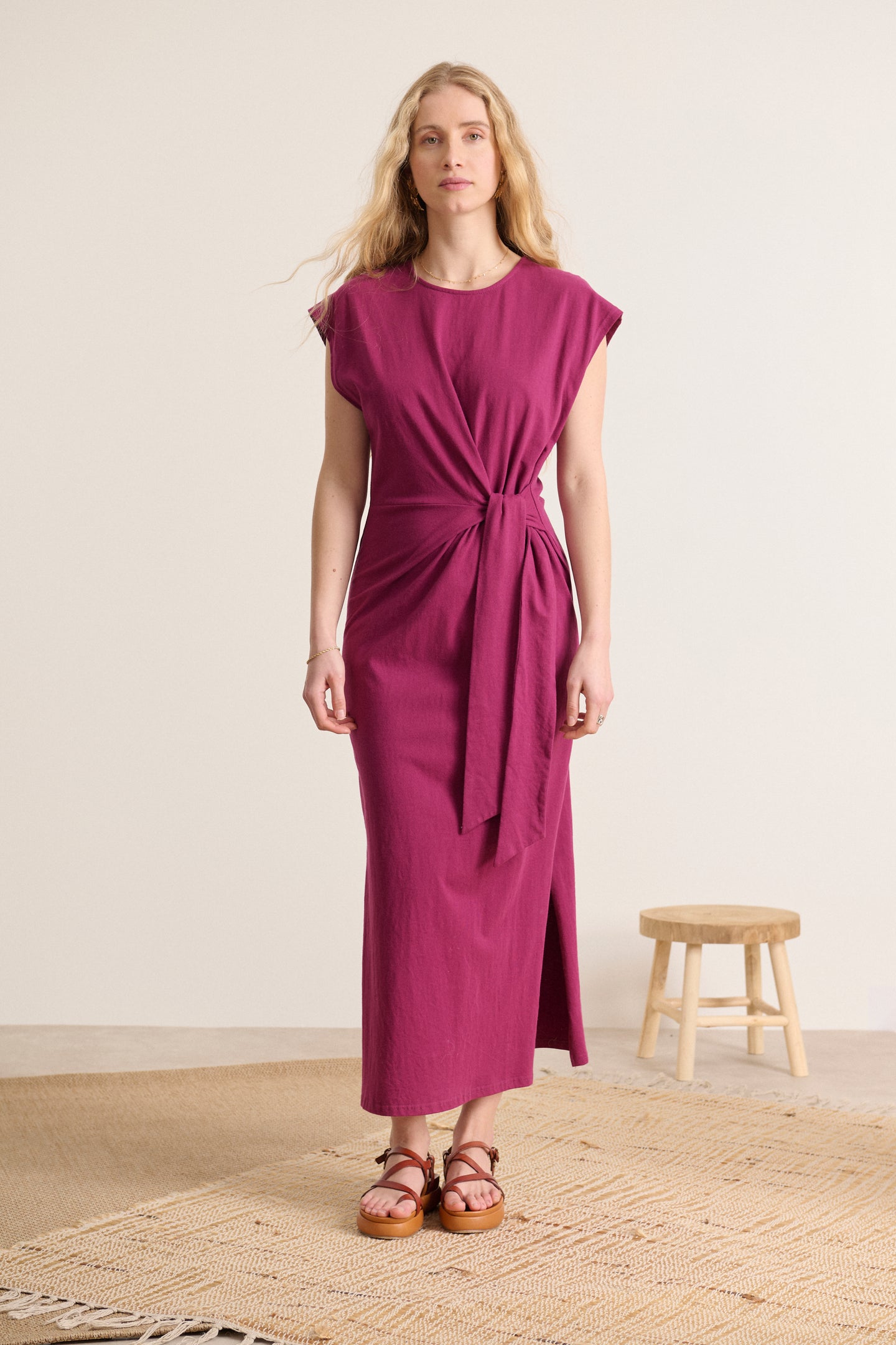 Robe midi au format t-shirt avec encolure ronde avec ceinture à nouer sur le côté coloris grenat marque française Garance Paris
