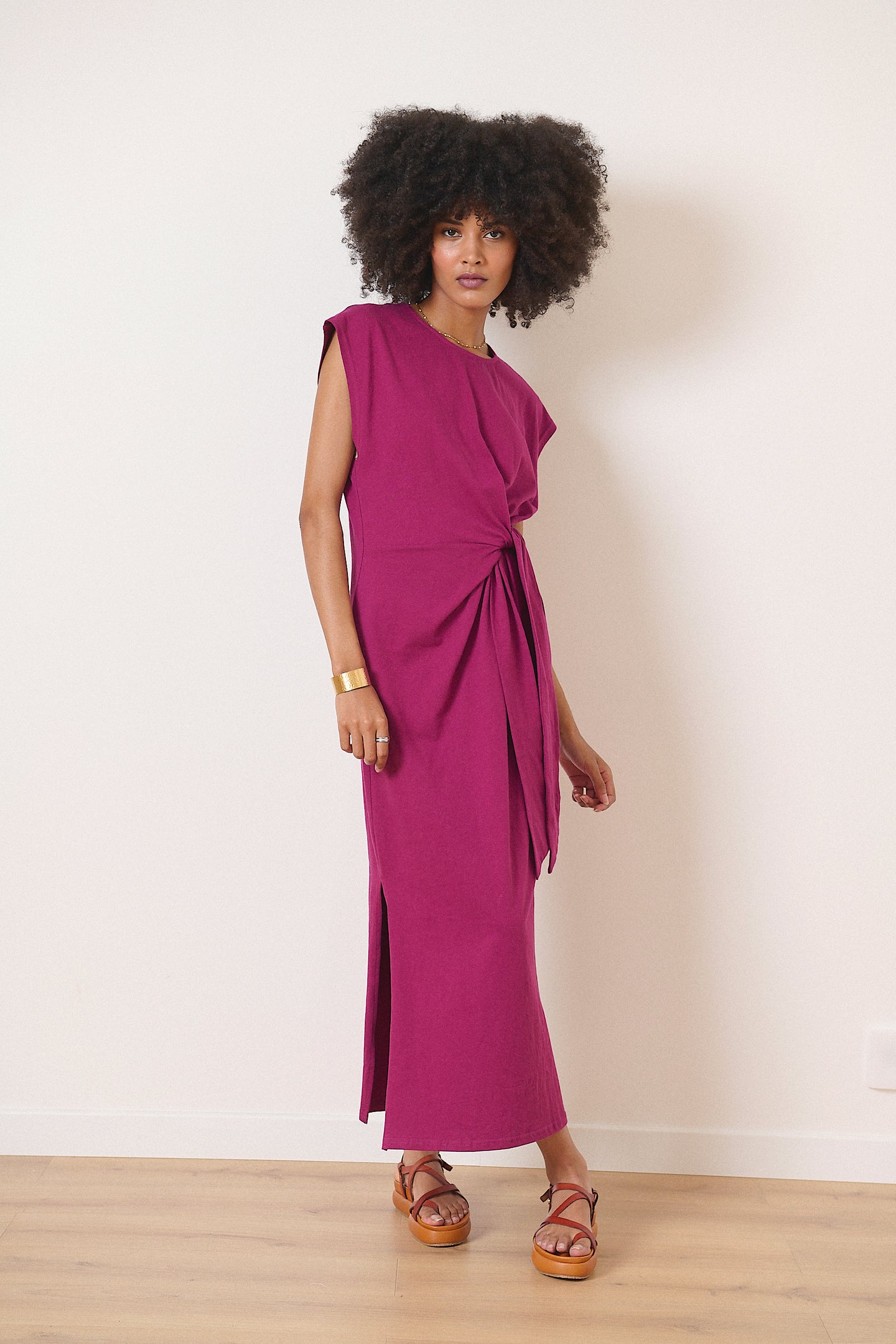 Robe t-shirt avec col rond avec coupe près du corps coloris grenat violet détails de fentes et nœud à la taille 