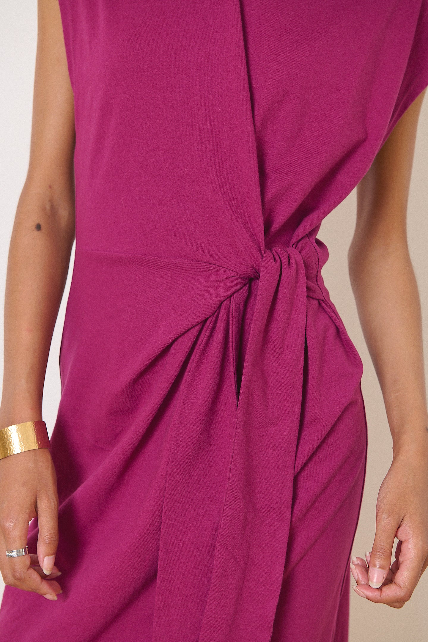 Robe pour l'été modèle de robe sans manches coupe près du corps silhouette sublimée avec nœud à resserrer à la taille 