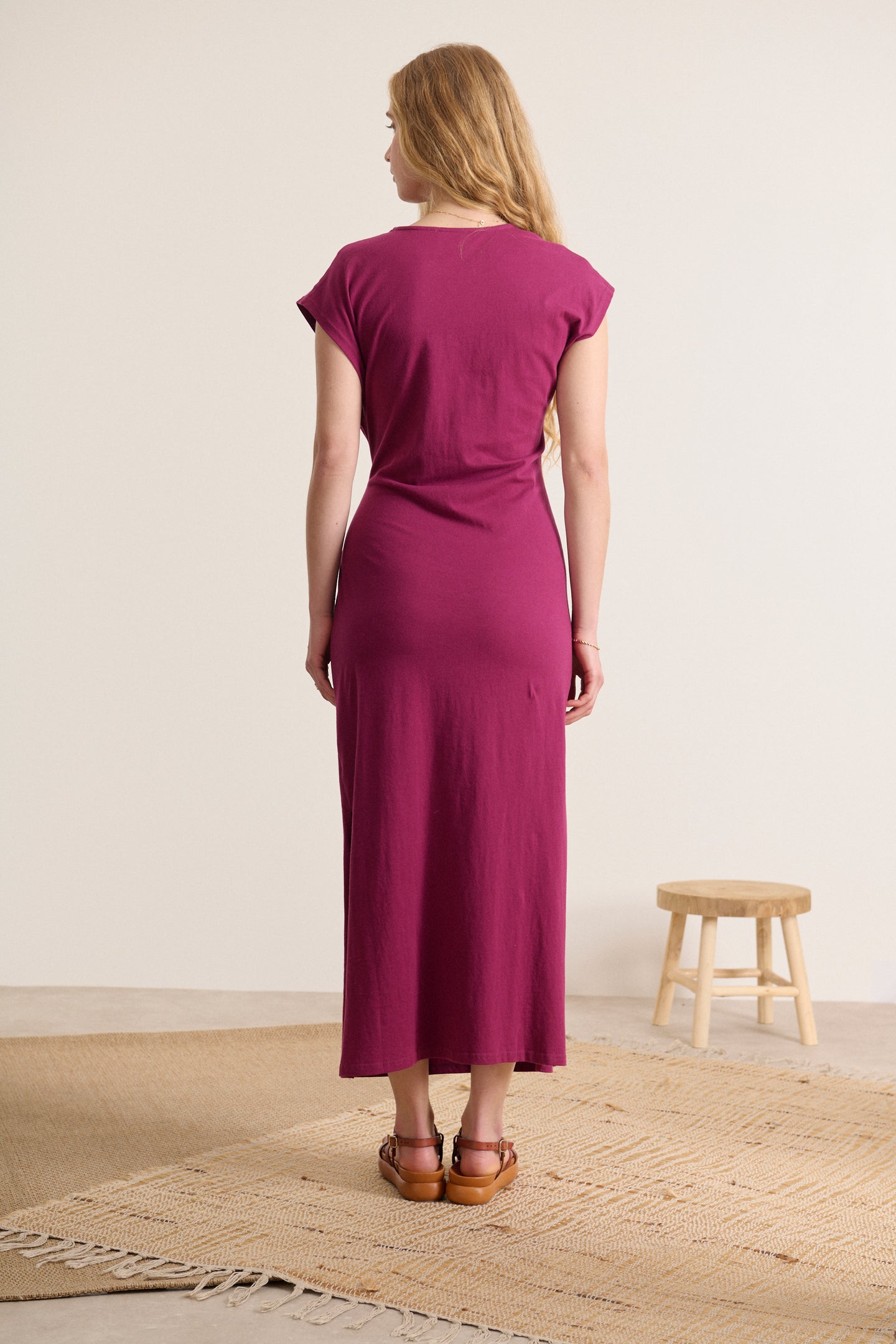 Robe midi avec col rond sans manches et avec ceinture à la taille et fentes sur les cotés idée tenue été femme Garance Paris