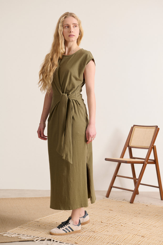 Robe t-shirt kaki sans manches, col rond et fentes côtés, idéale pour un style décontracté, vêtement femme