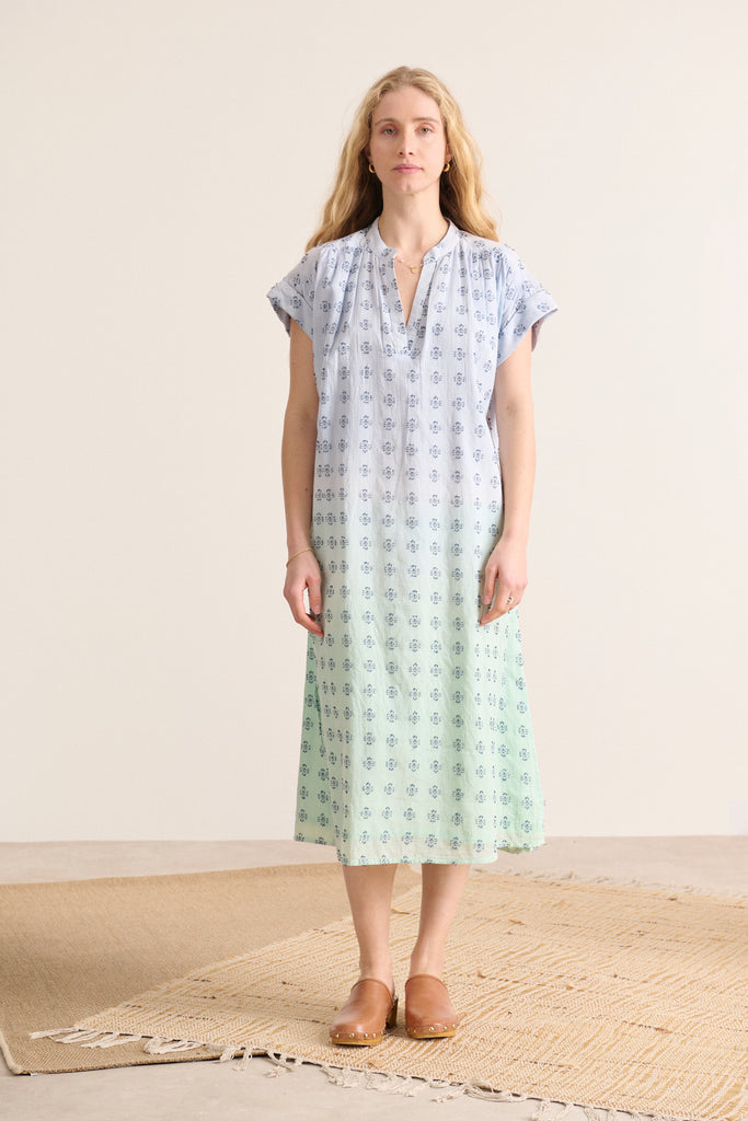 Robe midi à coupe ample avec motif plumetis dip dye coloris bleu avec manches courtes vêtement femme Garance Paris 