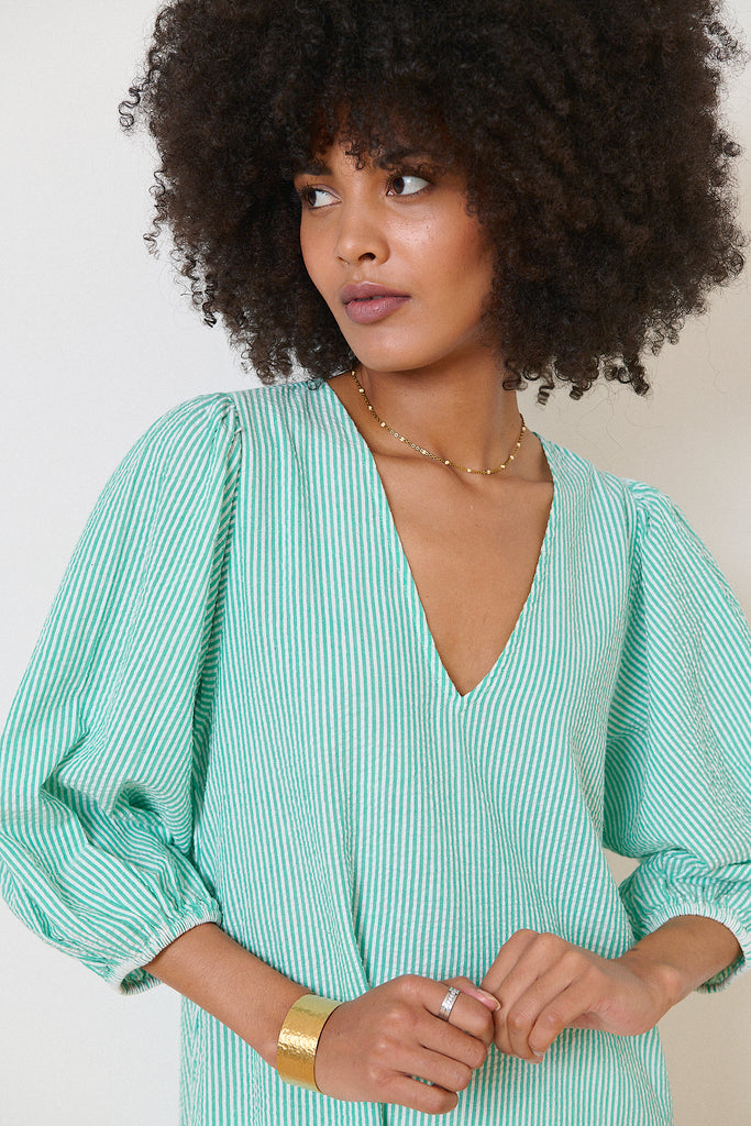 Robe verte look raffiné, coupe midi droite, col V féminin et manches 3/4, Garance Paris