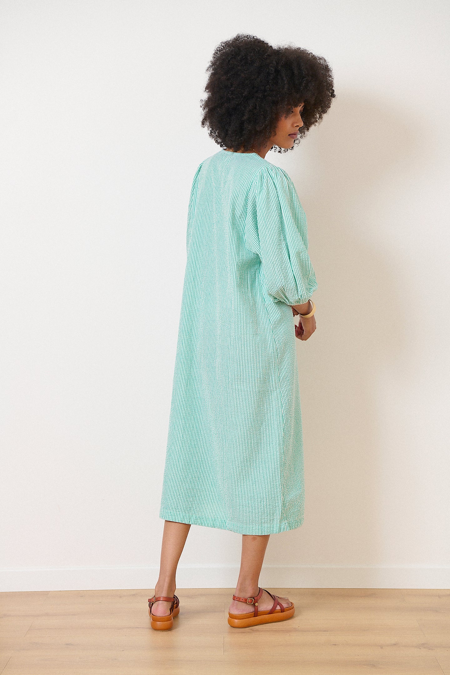 Un style épuré et chic avec cette robe verte midi droite, col V et manches 3/4 élastiquées, Garance Paris