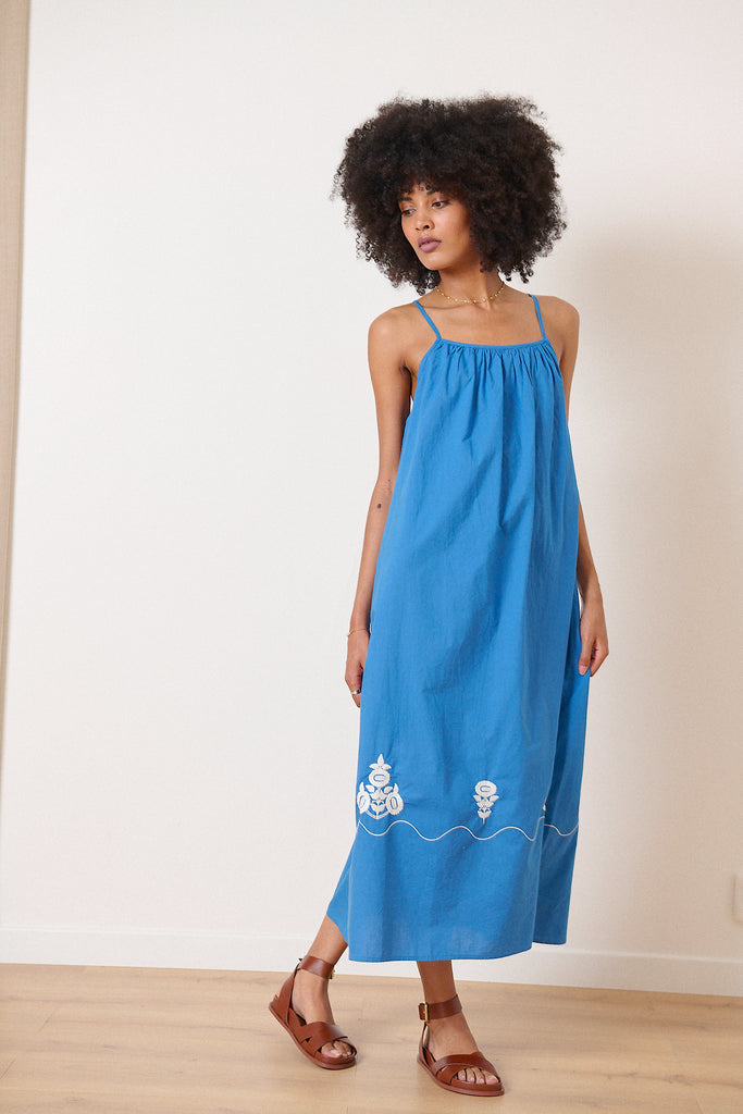 Tenue légère estivale coupe ample et fluide coloris bleu lumineux avec broderie robe été femme