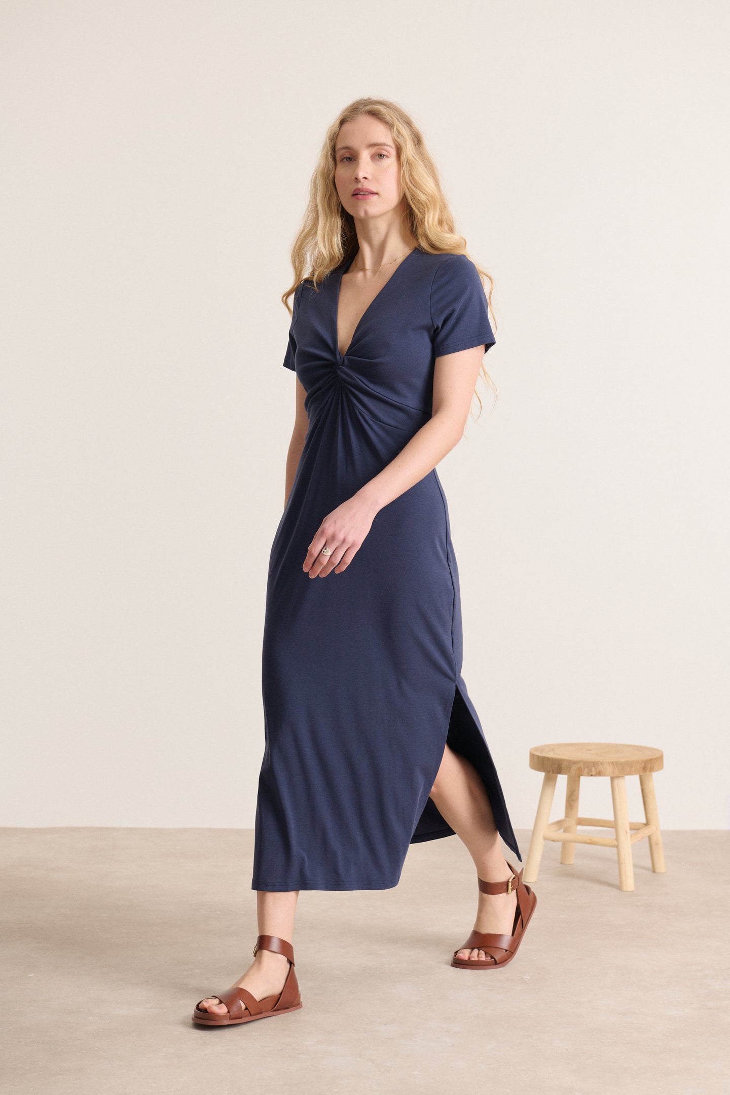 Collection printemps été femme Robe nœud devant couleur bleu marine avec fentes coupe près du corps avec manches courtes collection printemps été femme 