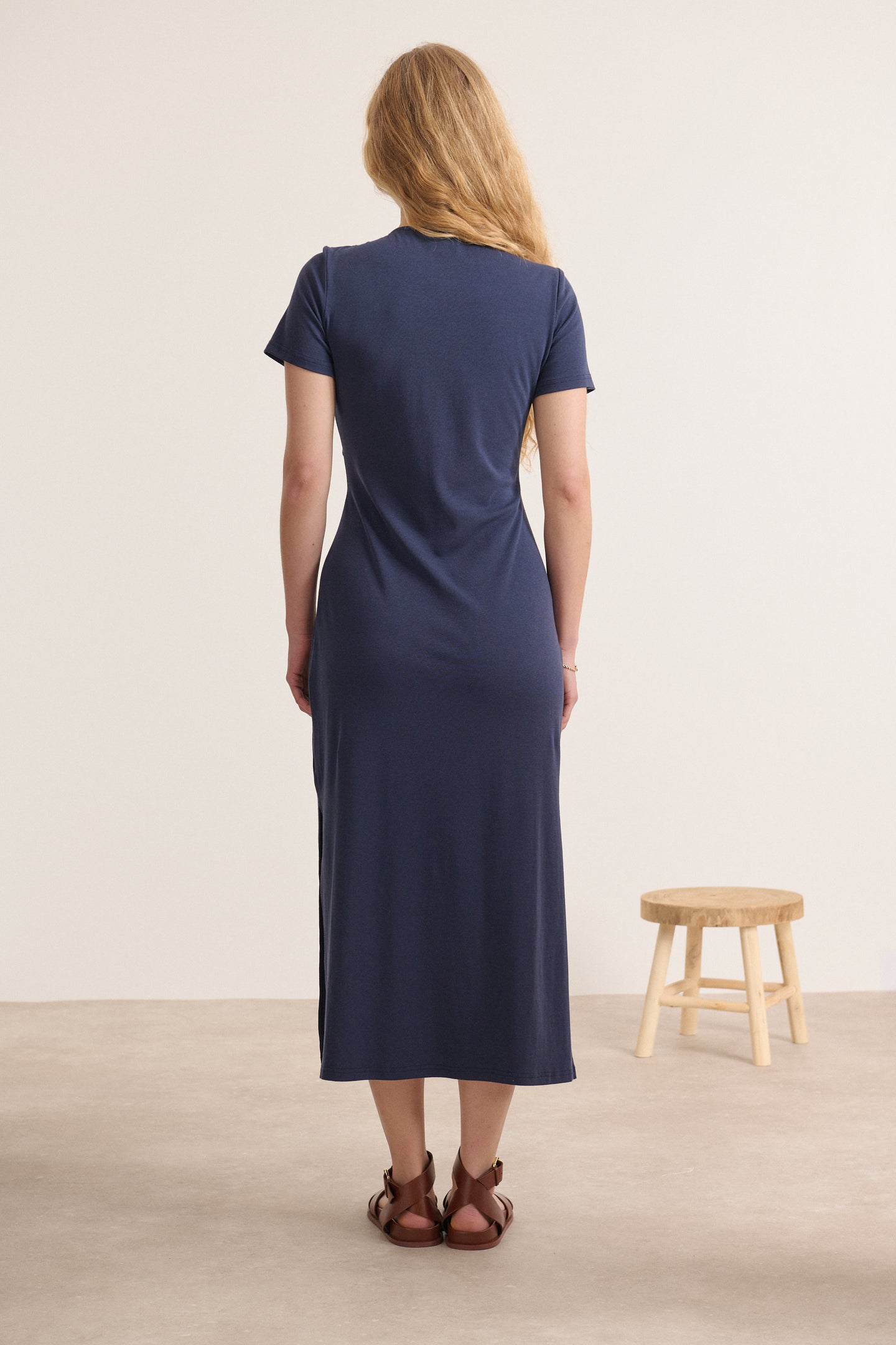 Tenue avec nœud à l'avant et col en V couleur marine longueur midi format t-shirt tendance Vêtement femme marque française