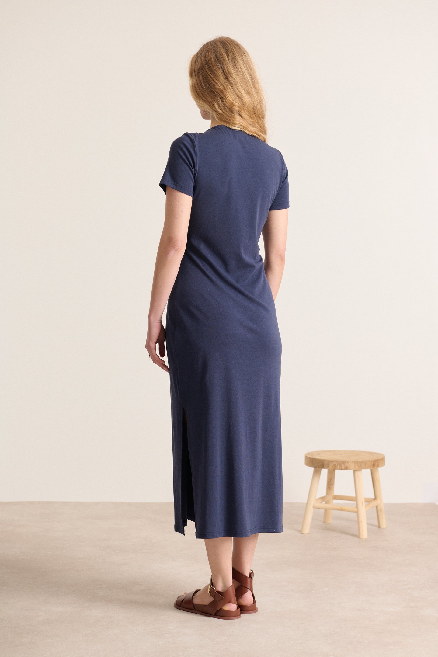 Robe à encolure V et nœud à l'avant bleu marine fentes sur les cotées longueur midi Garance Paris marque française