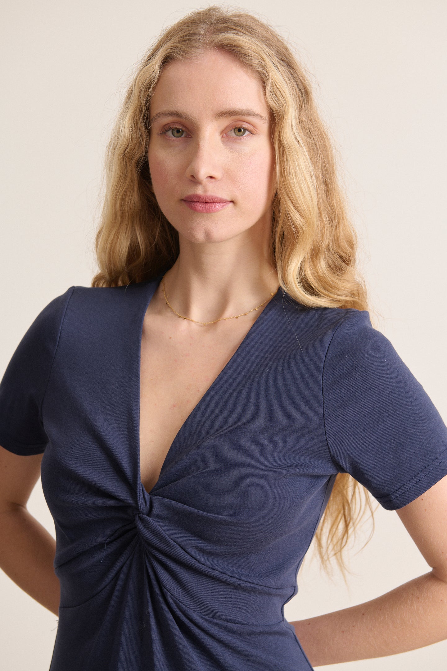 Robe moulante coloris marine fentes sur les cotés avec un nœud à l'avant longueur midi marque Garance Paris 