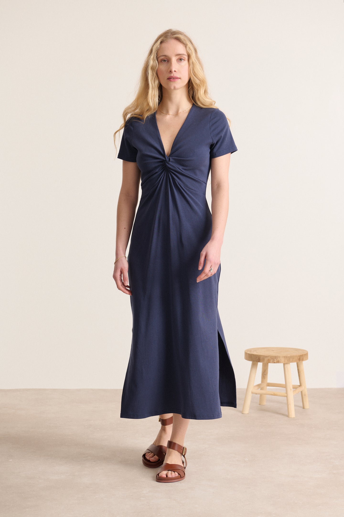 Robe midi avec nœud à l'avant encolure V manches courtes coupe près du corps avec fentes sur les cotés coloris marine