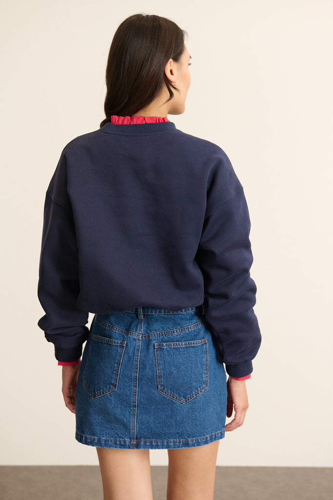 Vue arrière du sweat ample coloris marine, coupe droite avec base et poignets en bord-côtes élastiqué ton sur ton.