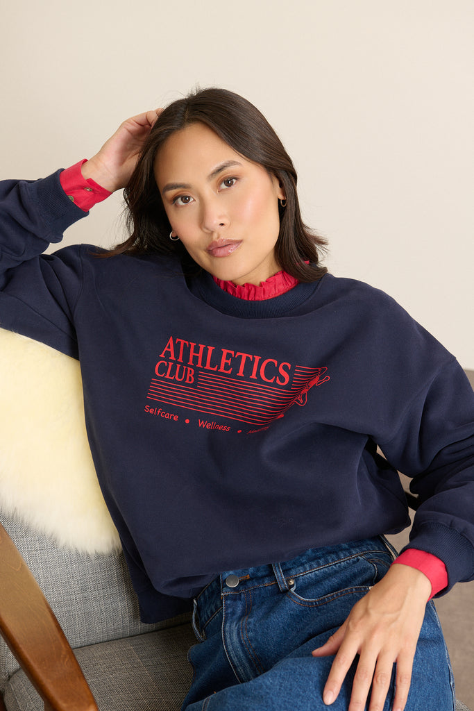 Sweat imprimé coloris marine, collection Garance Paris automne hiver 2025, coupe ample et matière épaisse confortable.