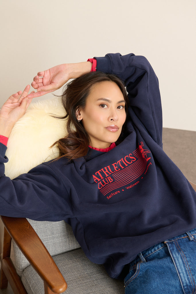Pull sweat à tissu molletonné, toucher doux et intérieur chaud, AH 2025 idéal pour la saison hivernale. 