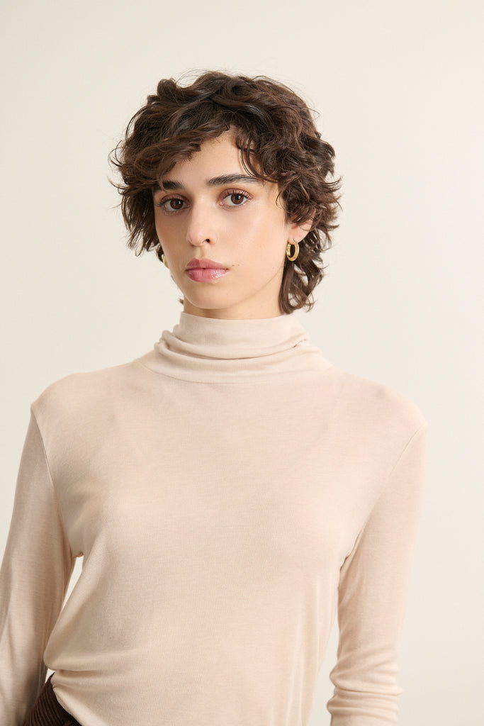 Matière légère et chaude composée de 80 % tencel et de 20 % laine, toucher doux et agréable directement sur la peau.