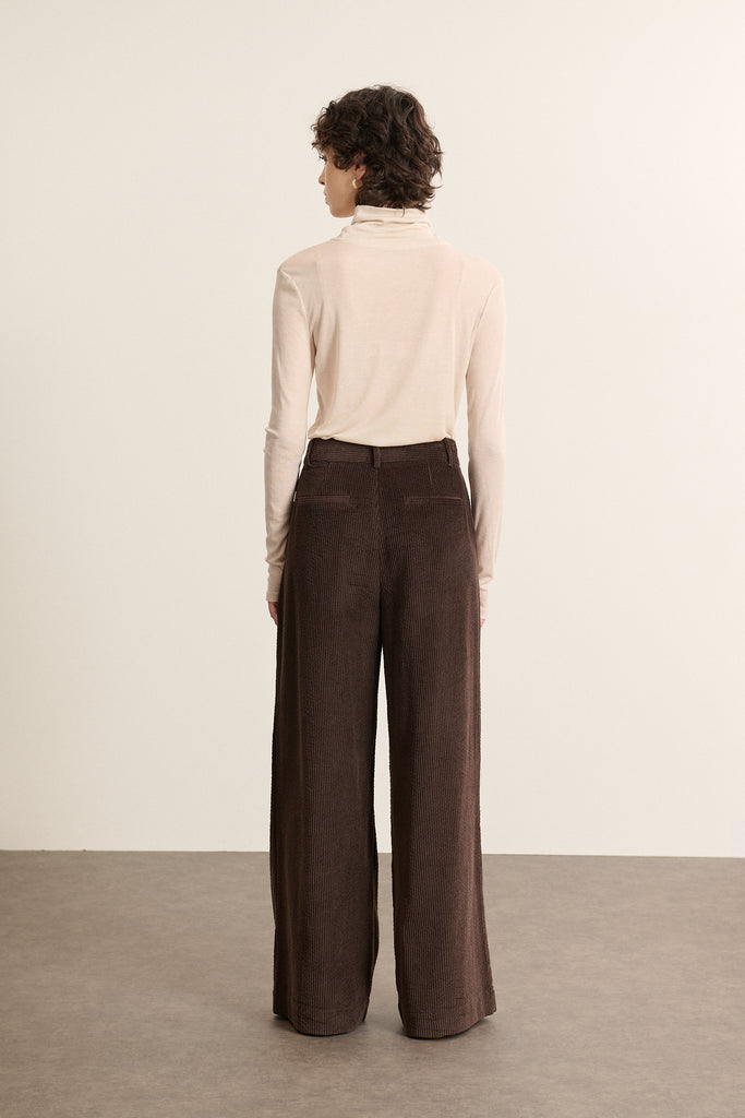 Tissu extensible et respirant, conçu pour être porté seul ou sous une maille plus épaille en hiver, tee-shirt BERNE.
