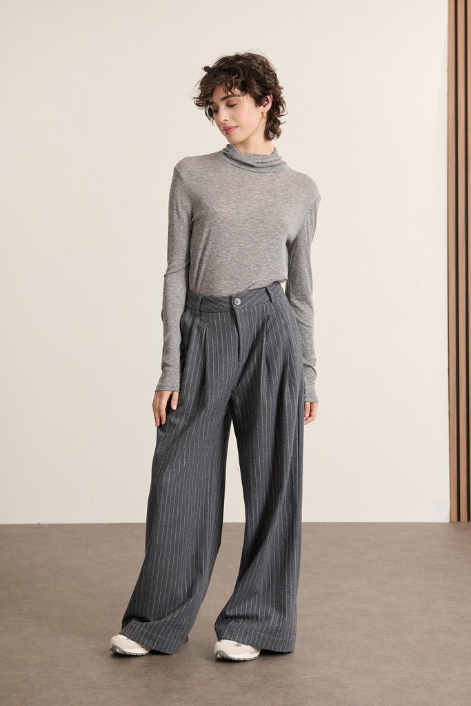 Haut pour femme à manches longues avec un col montant et une matière légère et chaude idéal pour la saison hivernale.