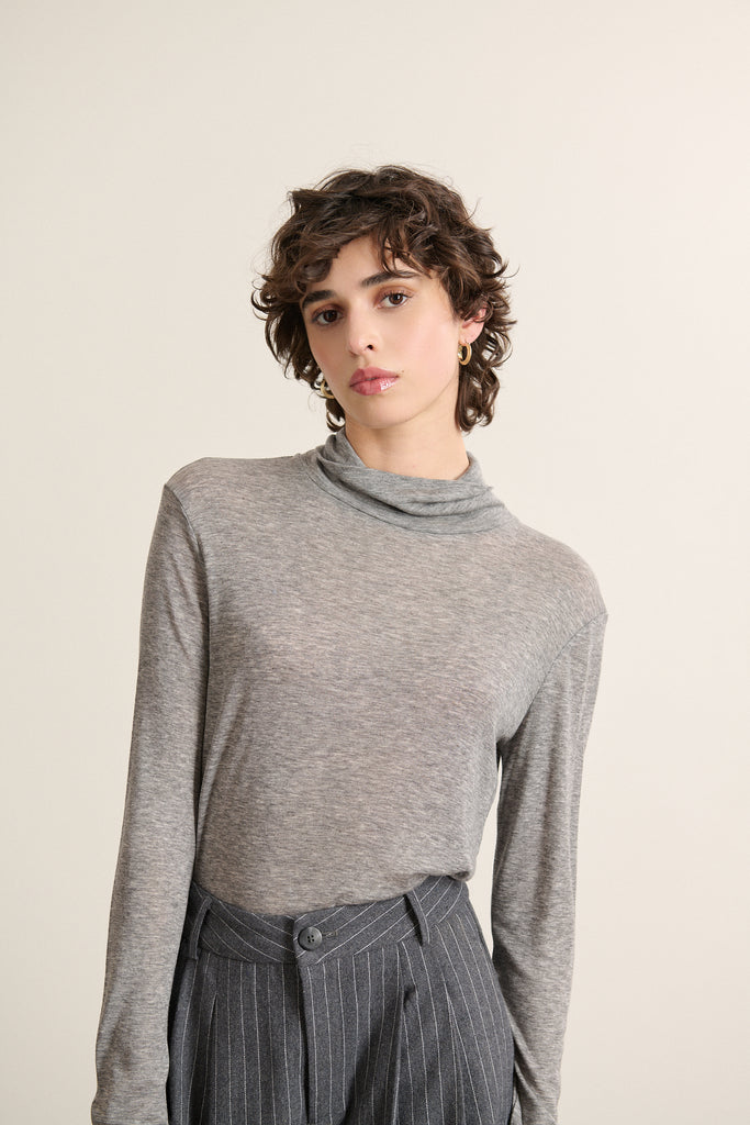 Haut pour femme, coloris gris. Sous pull au col montant idéal pour la saison hivernale avec matière légère et chaude. 