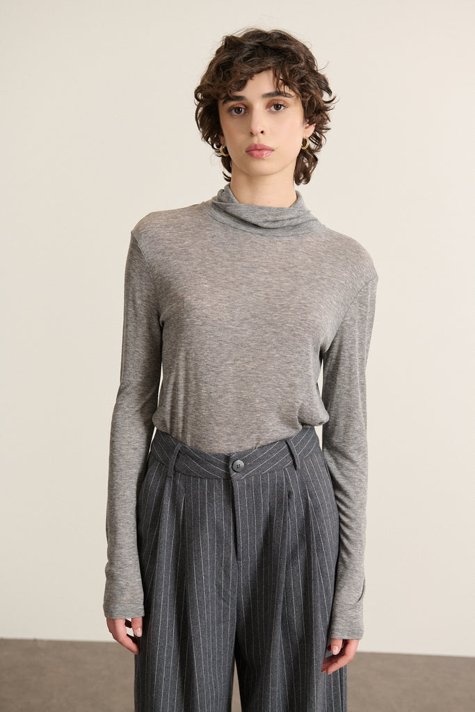 Matière légère et chaude composée de 80 % tencel et de 20 % laine, toucher doux et agréable directement sur la peau.