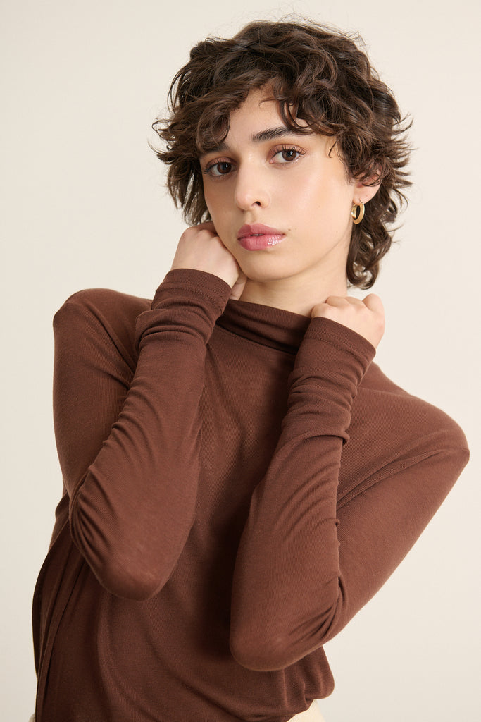 Tissu extensible et respirant, conçu pour être porté seul ou sous une maille plus épaille en hiver, tee-shirt BERNE.