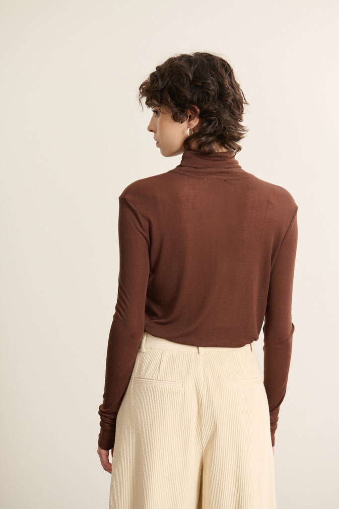 Vue arrière du sous pull à col montant coloris marron, coupe droite et ajustée avec finitions nettes en bas de la pièce.