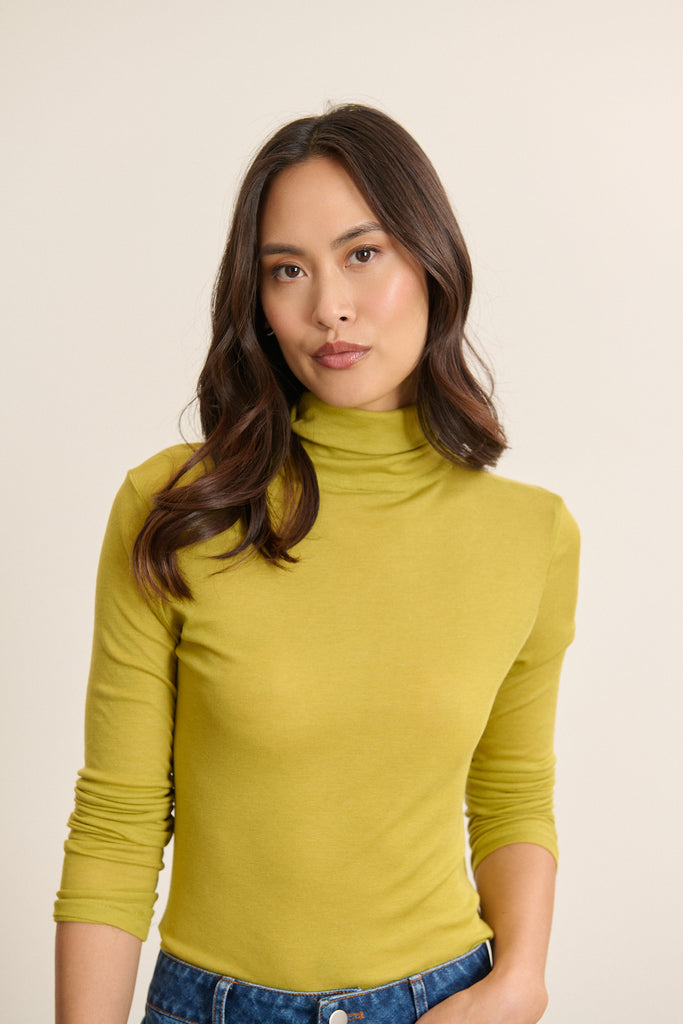 Sous pull olive col montant en tencel et laine, collection Garance Paris automne hiver 2025, maille fine légère et chaude. 