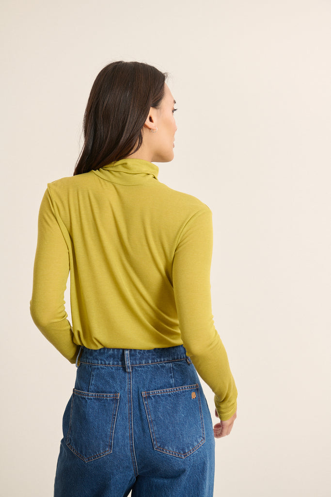 Matière légère et chaude composée de 80 % tencel et de 20 % laine, toucher doux et agréable directement sur la peau.