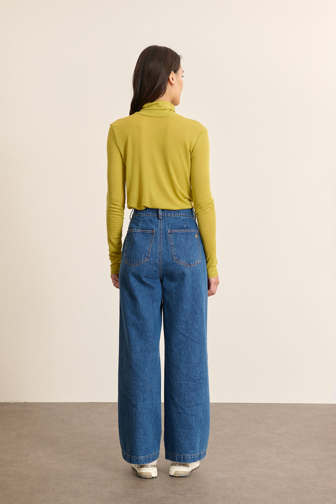 Vue arrière du sous pull à col montant coloris olive, coupe droite et ajustée avec finitions nettes en bas de la pièce.