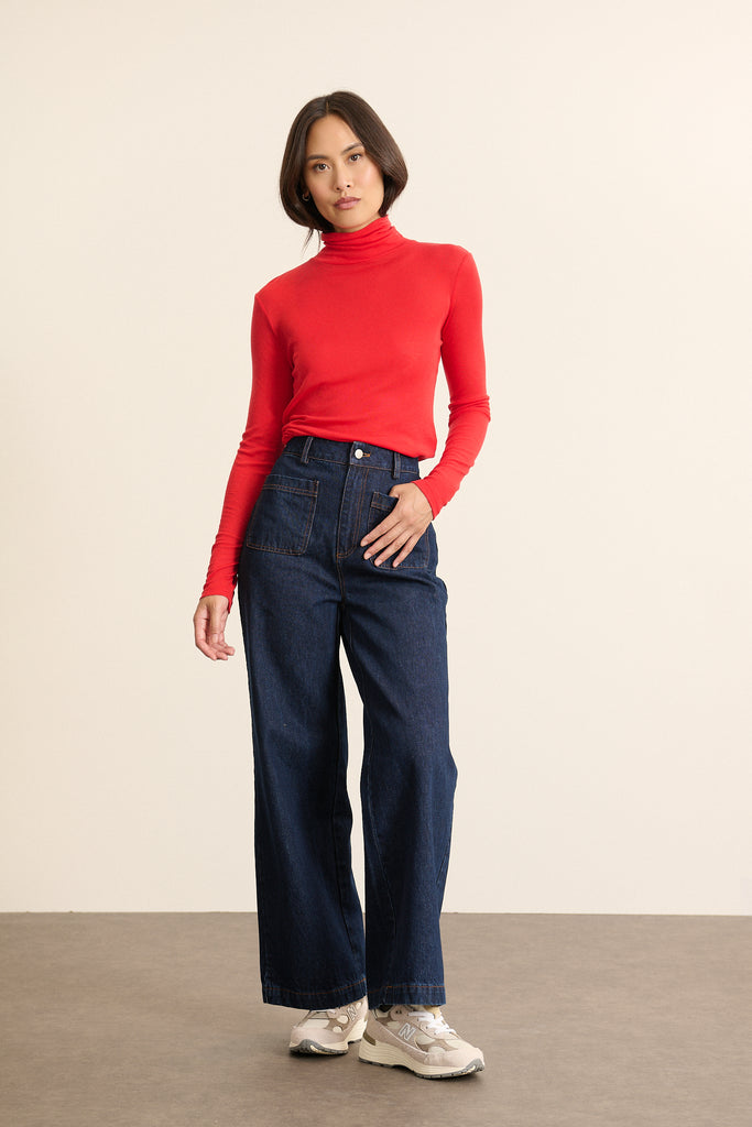 Haut pour femme à manches longues avec un col montant et une matière légère et chaude idéal pour la saison hivernale.