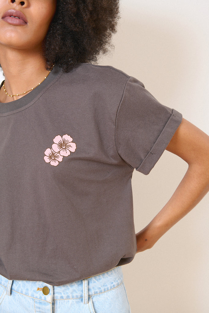 T-shirt à col rond coloris anthracite et manches courtes, coupe oversize avec imprimé graphique sur le devant et dos