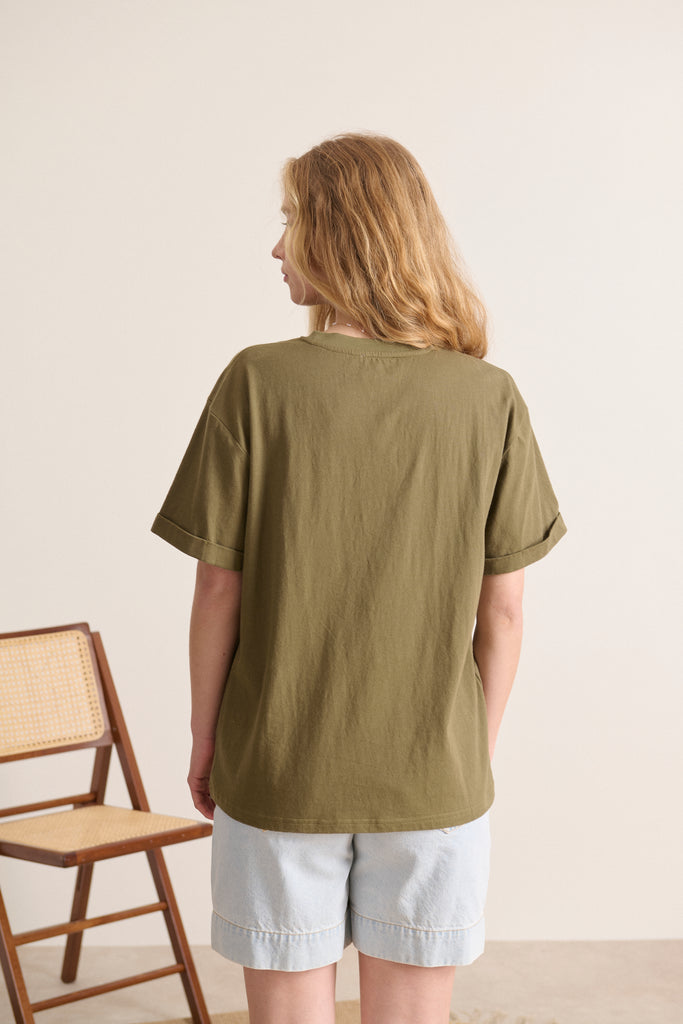 Tee-shirt manches courtes, col rond, silhouette ample et décontractée. Parfait pour la saison