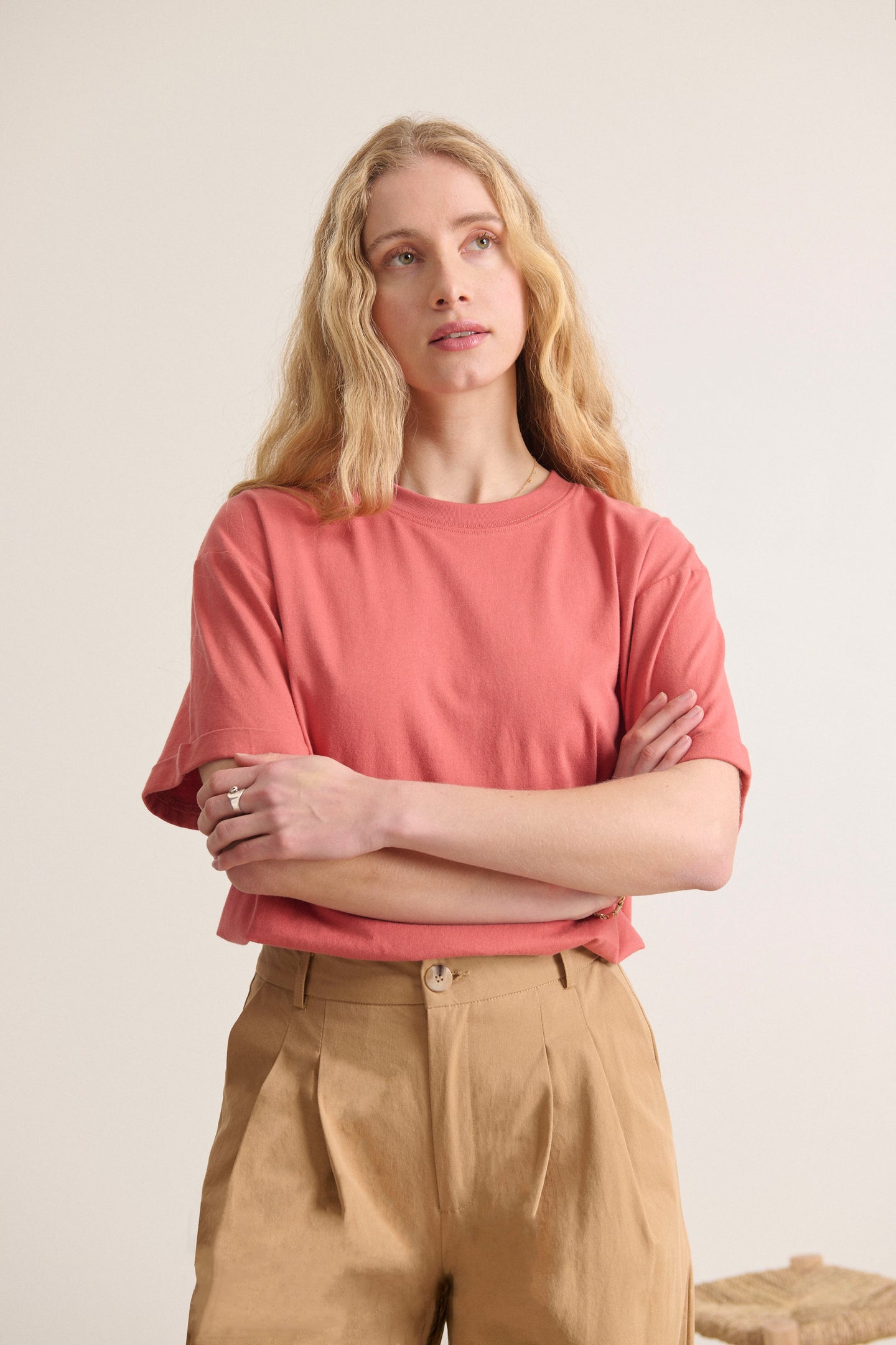Haut coupe loose, col rond, manches courtes. Idéal pour un look décontracté printemps été