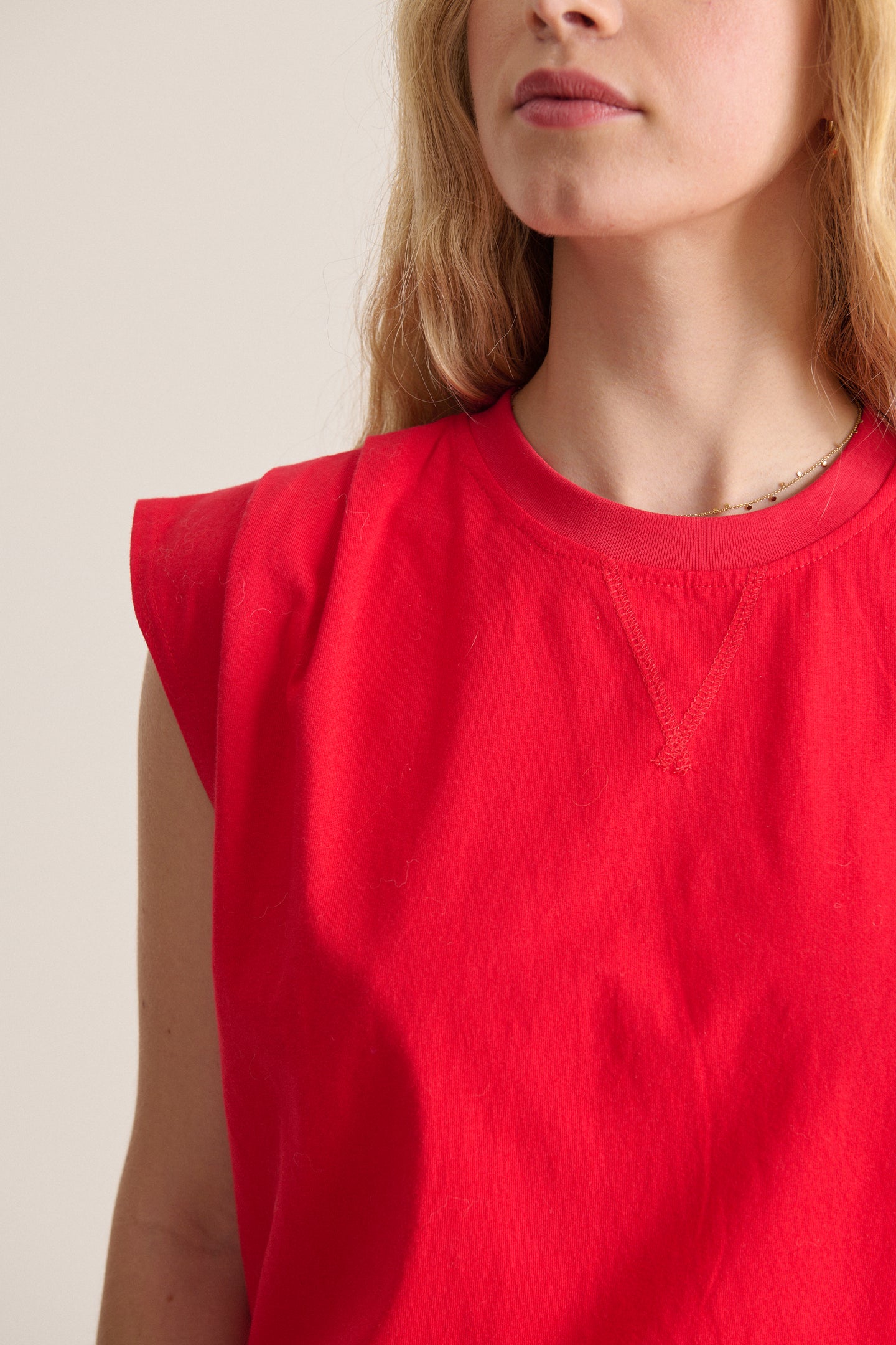 Top sans manches à coupe ample et fluide couleur rouge détails sur les épaules vêtement tendance Femme

